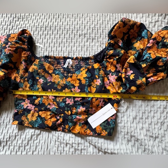 Live 4 Truth Black and Orange Puff Sleeve Crop Blouse Size Large - Picture 10 of 10